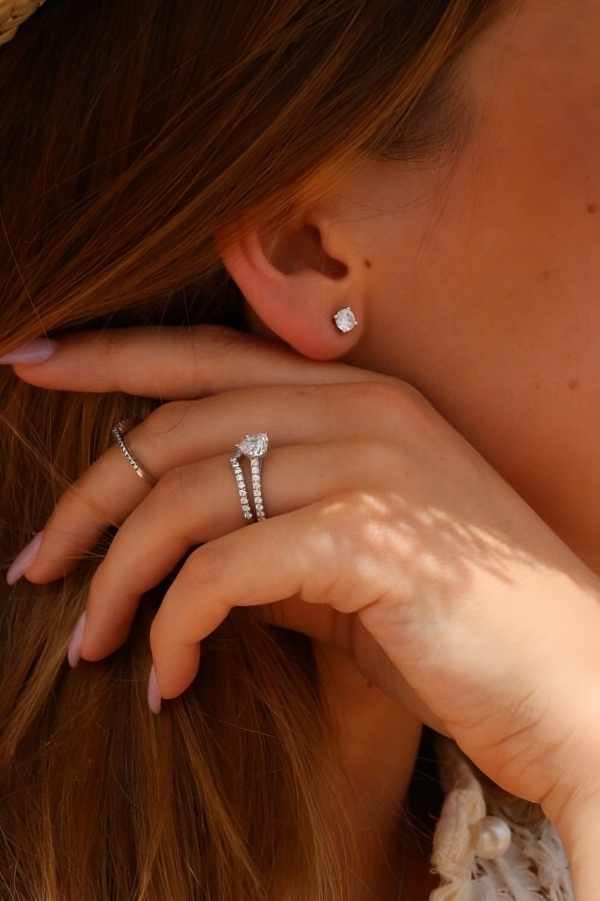 Femme portant une boucle d’oreille discrète en diamant de laboratoire, idéale après un piercing au lobe – Laveran Paris